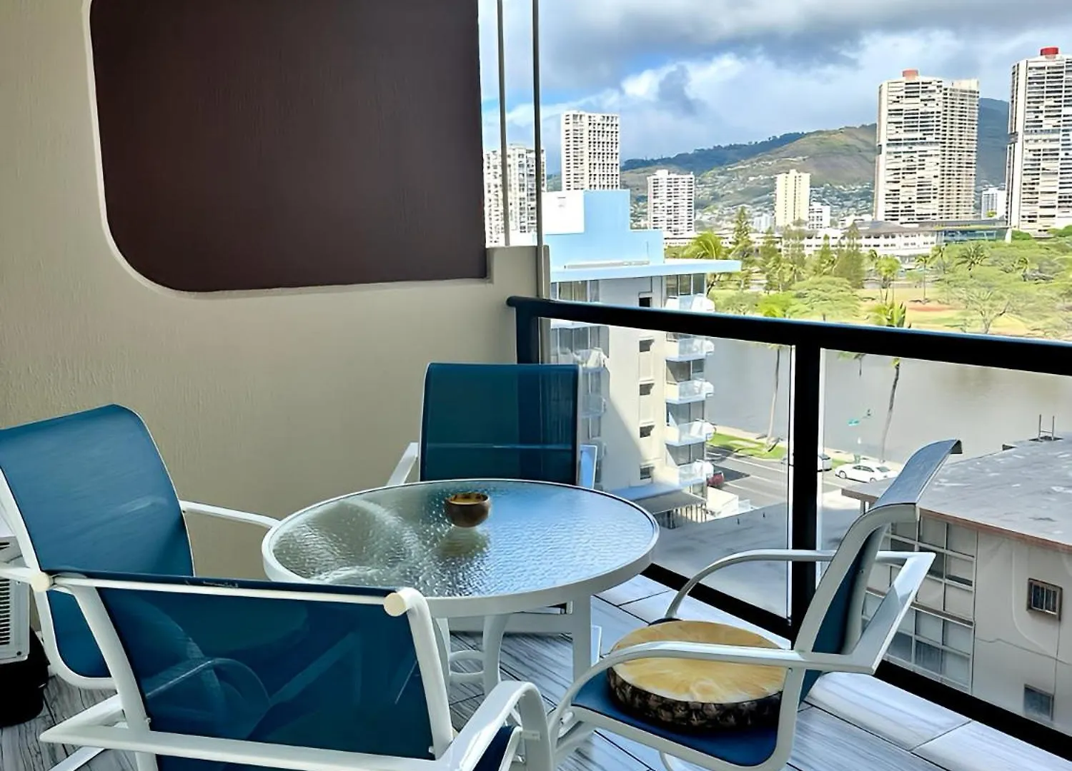 Renovated Studio Free Parking In Prime Waikiki Honolulu